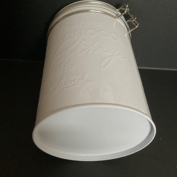 Laura Secord white 32 oz/ 1000mL storage canister - Picture 3 of 5
